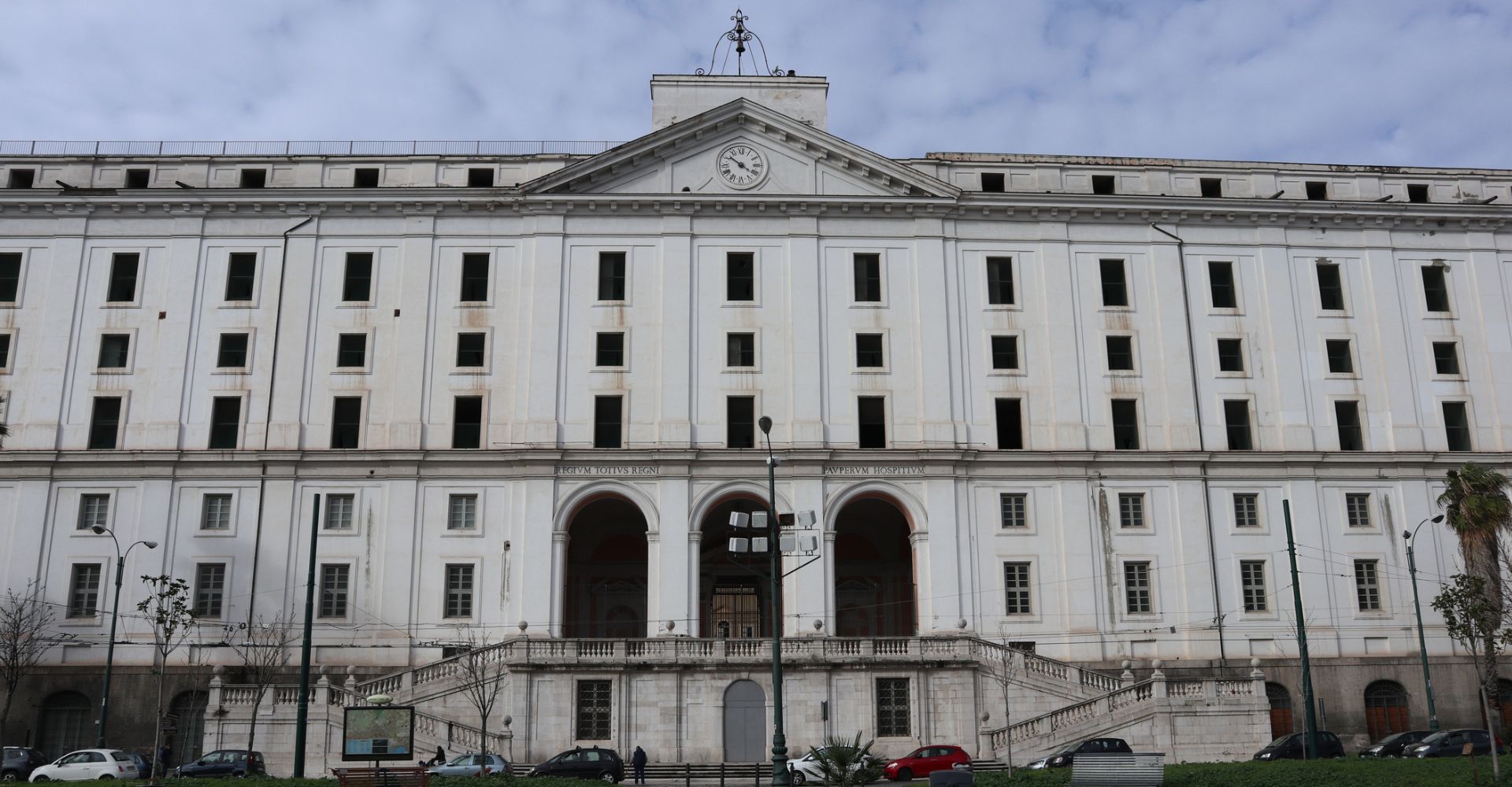 Il Real Albergo dei Poveri a Napoli in Piazza Carlo III